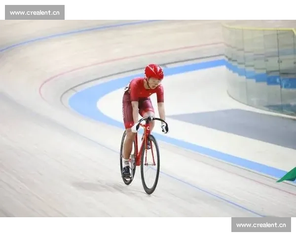 极限速度与挑战并行畅快骑行在风驰电掣的自行车比赛中冲刺突破